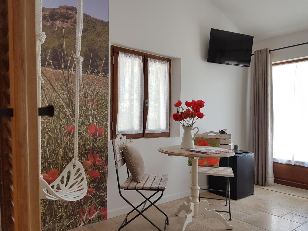 Les Mazets Du Luberon Bed & Breakfast Puget Bagian luar foto